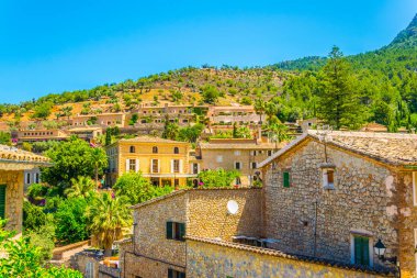 İspanyol şehrin Deia Mallorc, dar bir sokakta