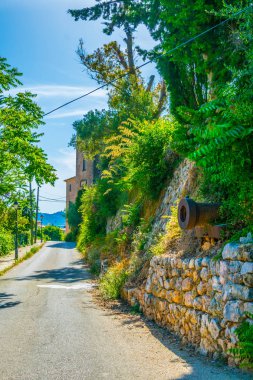 Valldemossa Mallorc, İspanyol kasabasında dar bir sokak görünümü