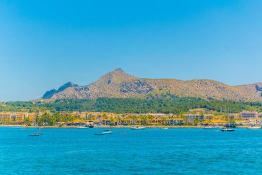 Tatil yerleri & Mallorca, Spai kumsalda Alcudia yanında gergin