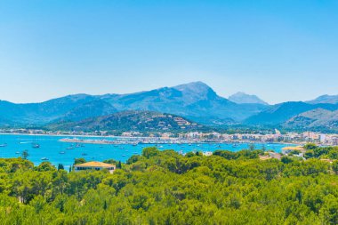 Port de Pollenca ve Pollenca defne, Mallorca, Spai havadan görünümü