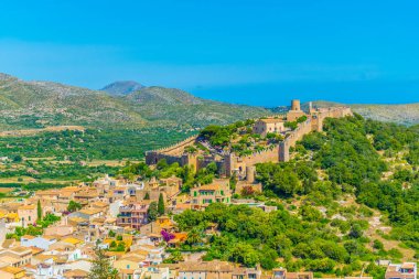 Capdepera Kalesi ve Capdepera kent, Mallorca, Spai havadan görünümü