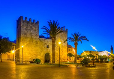 Eski kasaba Alcudia, Mallorca, Spai önde gelen Porta del moll gün batımı görünümü