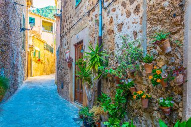 Valldemossa Mallorc, İspanyol kasabasında dar bir sokak görünümü