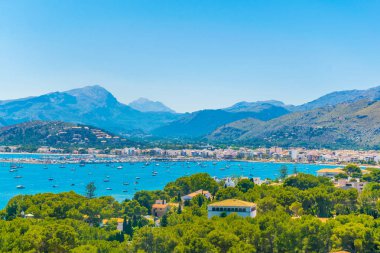 Port de Pollenca ve Pollenca defne, Mallorca, Spai havadan görünümü