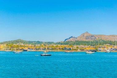 Tatil yerleri & Mallorca, Spai kumsalda Alcudia yanında gergin