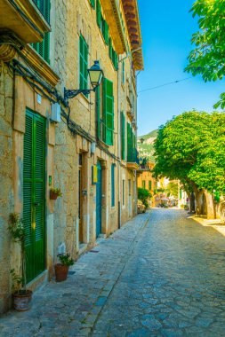 Valldemossa Mallorc, İspanyol kasabasında dar bir sokak görünümü