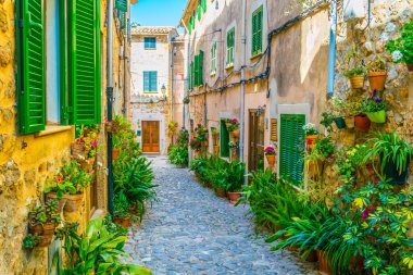 Valldemossa Mallorc, İspanyol kasabasında dar bir sokak görünümü