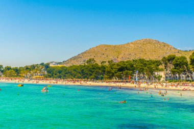 Tatil yerleri & Mallorca, Spai kumsalda Alcudia yanında gergin