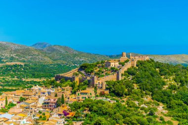 Capdepera Kalesi ve Capdepera kent, Mallorca, Spai havadan görünümü
