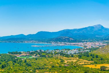 Port de Pollenca ve Pollenca defne, Mallorca, Spai havadan görünümü