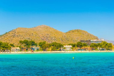 Tatil yerleri & Mallorca, Spai kumsalda Alcudia yanında gergin