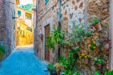Valldemossa Mallorc, İspanyol kasabasında dar bir sokak görünümü