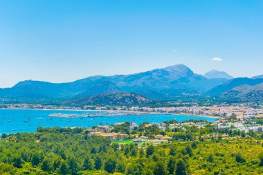 Port de Pollenca ve Pollenca defne, Mallorca, Spai havadan görünümü