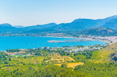 Port de Pollenca ve Pollenca defne, Mallorca, Spai havadan görünümü