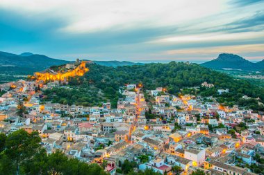 Capdepera Kalesi ve Capdepera kent, Mallorca, Spai gece havadan görünümü