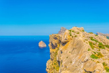 Es Colomer adası Mallorca, Spai 'deki kaptan formenünün yanında.