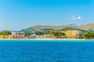 Tatil yerleri & Mallorca, Spai kumsalda Alcudia yanında gergin