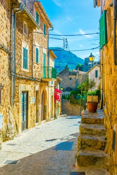 Uitzicht Een Smalle Straat Spaanse Stad Valldemossa Mallorc — Stockfoto