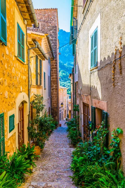 Una Strada Stretta Nel Villaggio Spagnolo Fornalutx Maiorca — Foto Stock