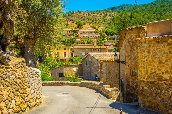 İspanyol şehrin Deia Mallorc, dar bir sokakta