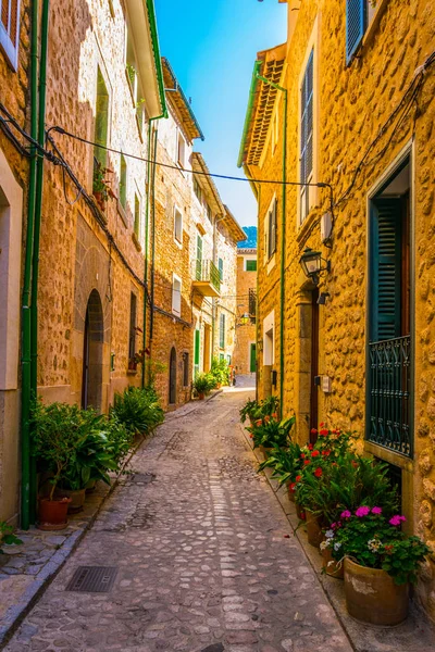 Una Strada Stretta Nel Villaggio Spagnolo Fornalutx Maiorca — Foto Stock