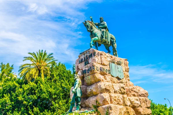 Kral Jaume heykeli Placa de Espana, Palma de Mallorca, Spai yer alan