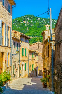 Valldemossa Mallorc, İspanyol kasabasında dar bir sokak görünümü