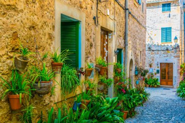 Valldemossa Mallorc, İspanyol kasabasında dar bir sokak görünümü
