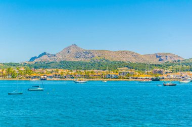 Tatil yerleri & Mallorca, Spai kumsalda Alcudia yanında gergin
