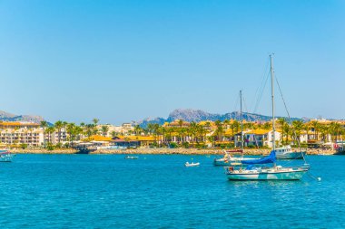 Tatil yerleri & Mallorca, Spai kumsalda Alcudia yanında gergin