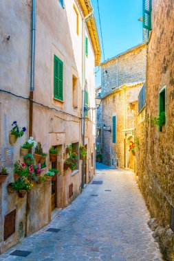 Valldemossa Mallorc, İspanyol kasabasında dar bir sokak görünümü