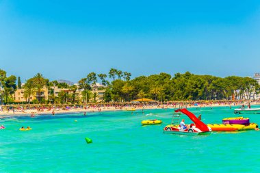 Tatil yerleri & Mallorca, Spai kumsalda Alcudia yanında gergin