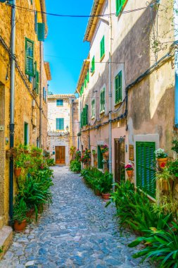 Valldemossa Mallorc, İspanyol kasabasında dar bir sokak görünümü