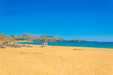 Port de Pollenca Mallorca, Spai adlı bir kumsalda görünümünü