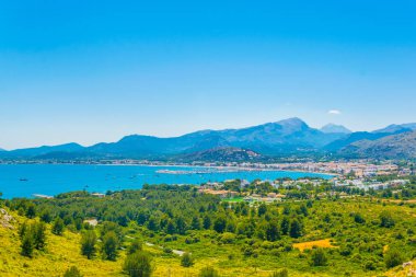 Port de Pollenca ve Pollenca defne, Mallorca, Spai havadan görünümü