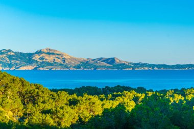 Mallorca, Spai, Cap Formentor ve Victoria Yarımadası çevrili Pollenca Körfezi