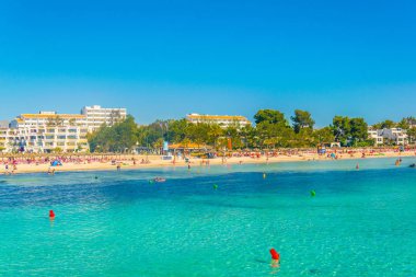 Tatil yerleri & Mallorca, Spai kumsalda Alcudia yanında gergin
