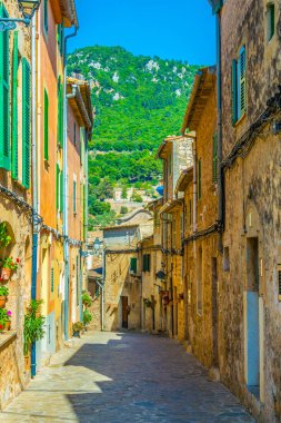 Valldemossa Mallorc, İspanyol kasabasında dar bir sokak görünümü