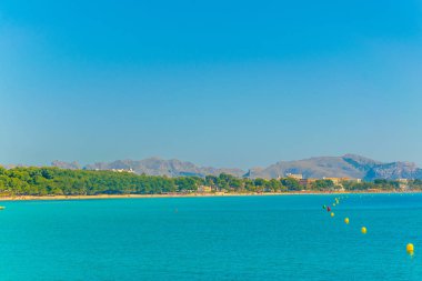 Tatil yerleri & Mallorca, Spai kumsalda Alcudia yanında gergin