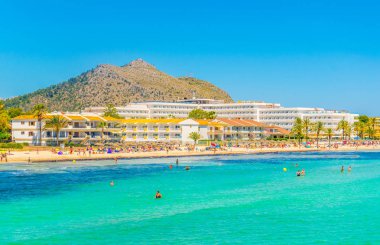 Tatil yerleri & Mallorca, Spai kumsalda Alcudia yanında gergin