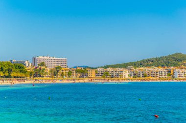 Tatil yerleri & Mallorca, Spai kumsalda Alcudia yanında gergin