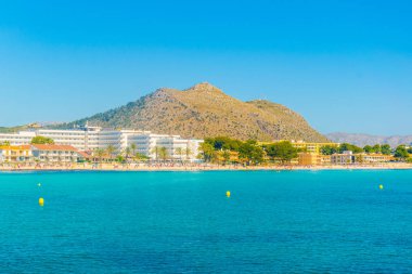 Tatil yerleri & Mallorca, Spai kumsalda Alcudia yanında gergin
