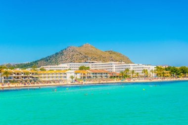 Tatil yerleri & Mallorca, Spai kumsalda Alcudia yanında gergin