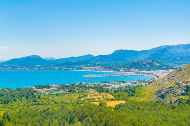 Port de Pollenca ve Pollenca defne, Mallorca, Spai havadan görünümü