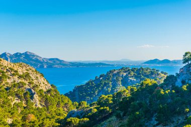 Mallorca, Spai, Cap Formentor ve Victoria Yarımadası çevrili Pollenca Körfezi