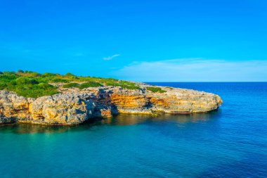 Düzensiz sahil Mallorca Porto Crist adlı