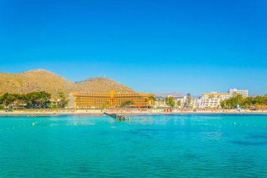 Tatil yerleri & Mallorca, Spai kumsalda Alcudia yanında gergin