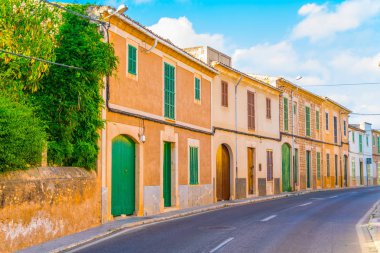 Ses Salines, Mallorca, Spai dar bir sokakta görünümünü