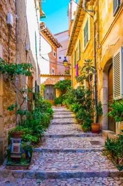İspanyol köyü Fornalutx Mallorc, dar bir sokakta