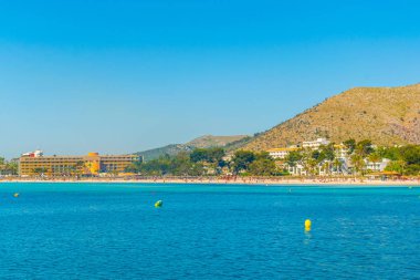 Tatil yerleri & Mallorca, Spai kumsalda Alcudia yanında gergin